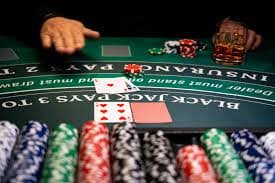 Tim itemku bekerja di studio modern dengan peralatan streaming live dealer berkualitas tinggi